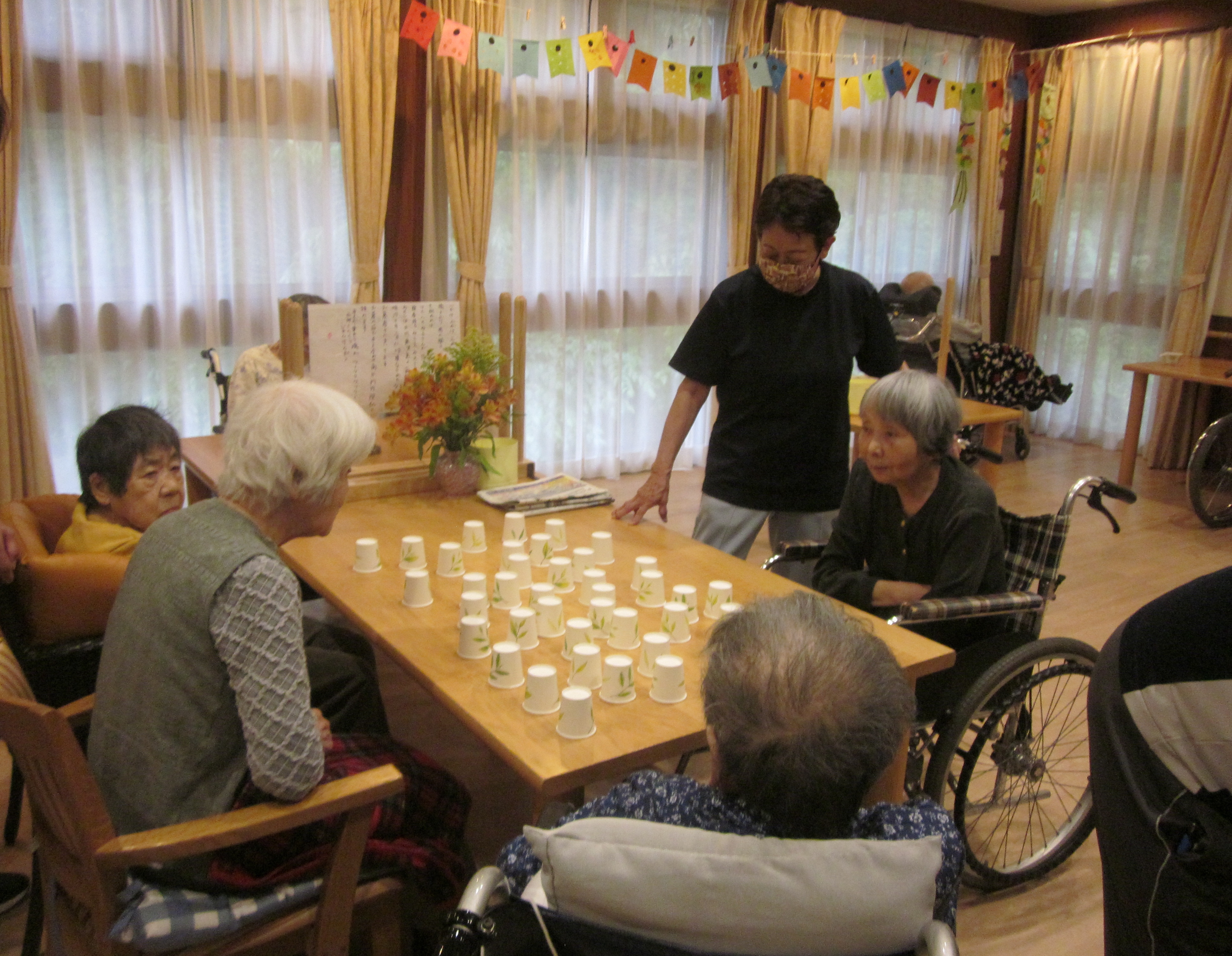 紙コップを使って茶摘み 社会福祉法人岐阜老人ホーム